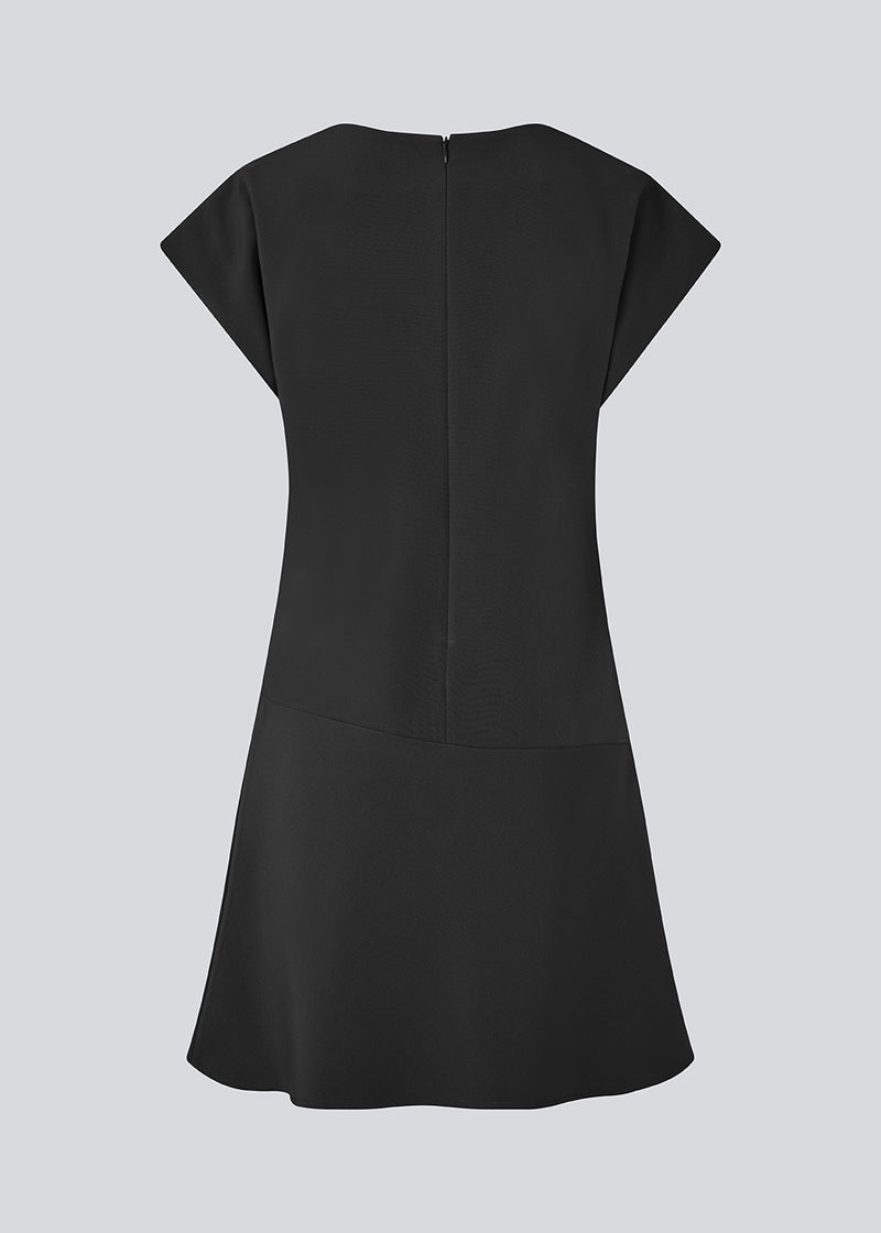 Short-sleeved dress with ruffled details. Pandymd dress has a loose fit with volume in the skirt.