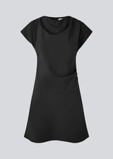 Short-sleeved dress with ruffled details. Pandymd dress has a loose fit with volume in the skirt.