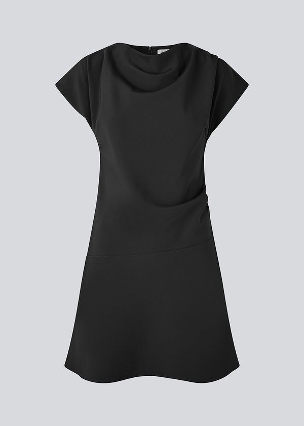Short-sleeved dress with ruffled details. Pandymd dress has a loose fit with volume in the skirt.