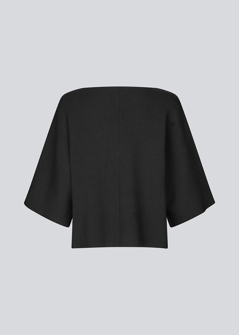 Knitted cardigan with short sleeves in EcoVero viscose. Paris SS cardigan has a v-neck and button closure in front.&nbsp;