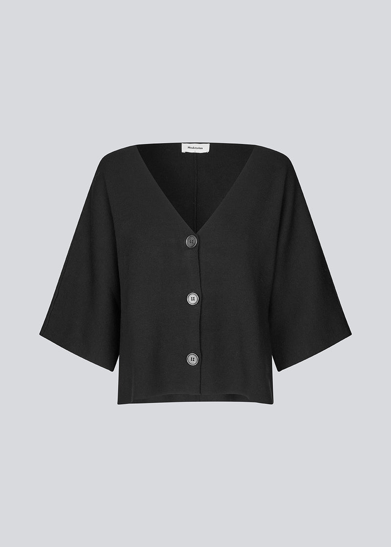 Knitted cardigan with short sleeves in EcoVero viscose. Paris SS cardigan has a v-neck and button closure in front.&nbsp;