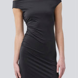 Long off-shoulder dress in elastic recycled material. Parissamd dress is fitted and has ruffle details at the sides. The model is 175 cm and wears a size S/36.