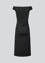 Long off-shoulder dress in elastic recycled material. Parissamd dress is fitted and has ruffle details at the sides. The model is 175 cm and wears a size S/36.