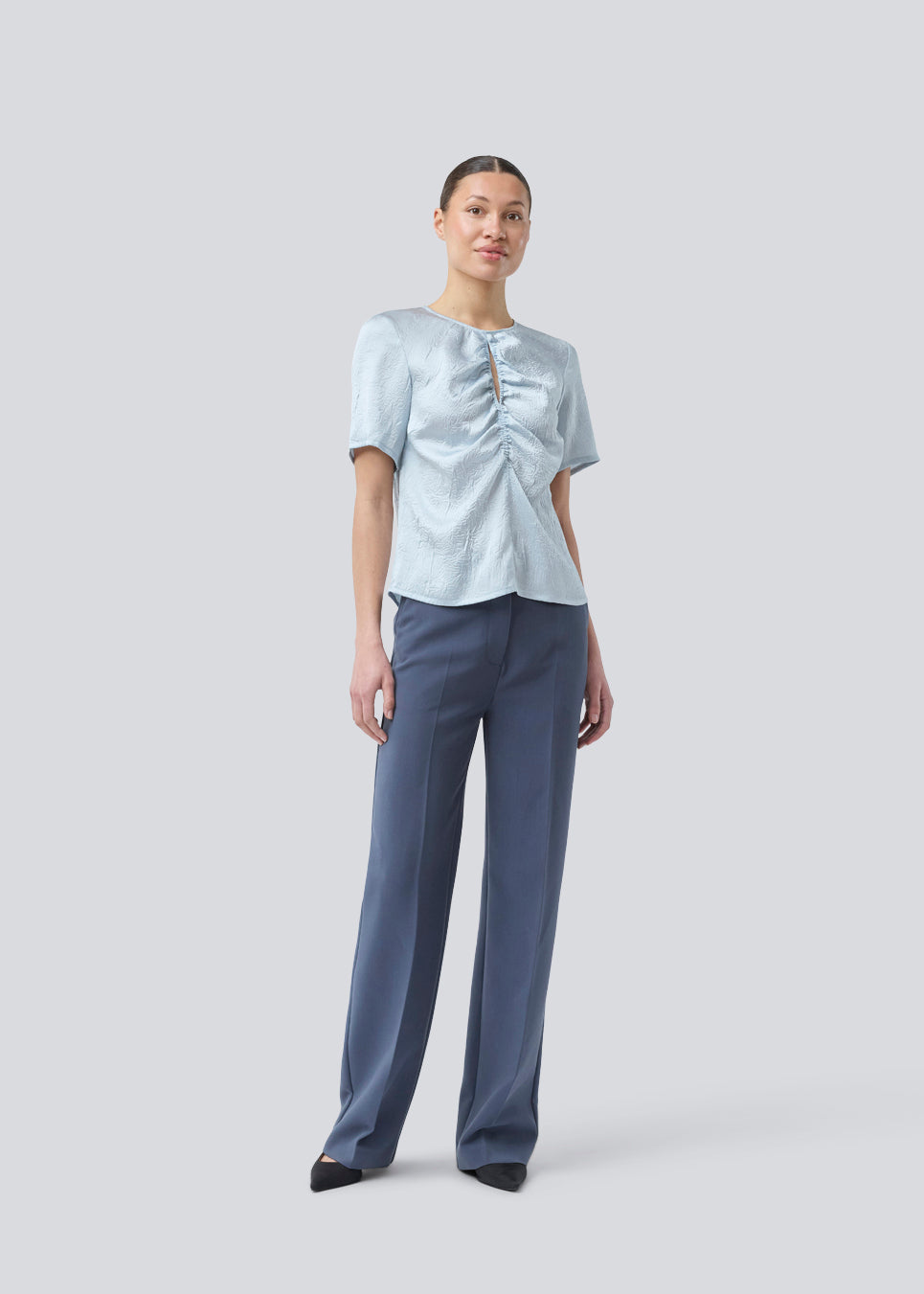 Short-sleeved top with gatherings in satin. &nbsp;Parkermd top has an opening in front and an invisible zipper at the back. The model is 175 cm and wears a size s/36.