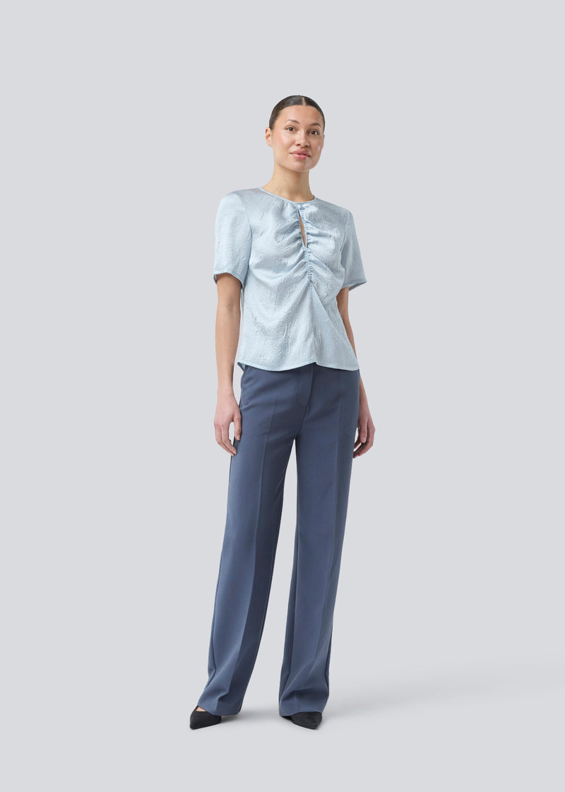 Short-sleeved top with gatherings in satin. &nbsp;Parkermd top has an opening in front and an invisible zipper at the back. The model is 175 cm and wears a size s/36.