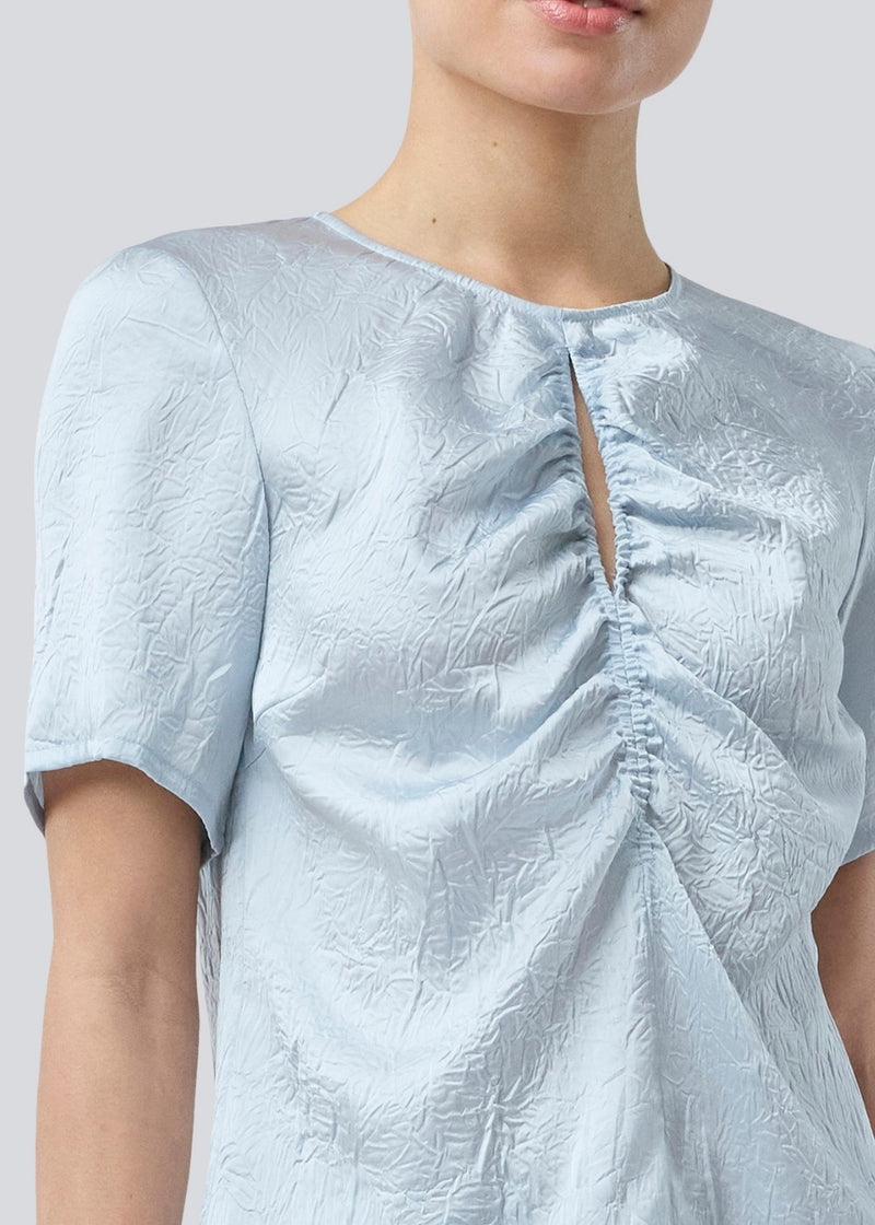 Short-sleeved top with gatherings in satin. &nbsp;Parkermd top has an opening in front and an invisible zipper at the back. The model is 175 cm and wears a size s/36.