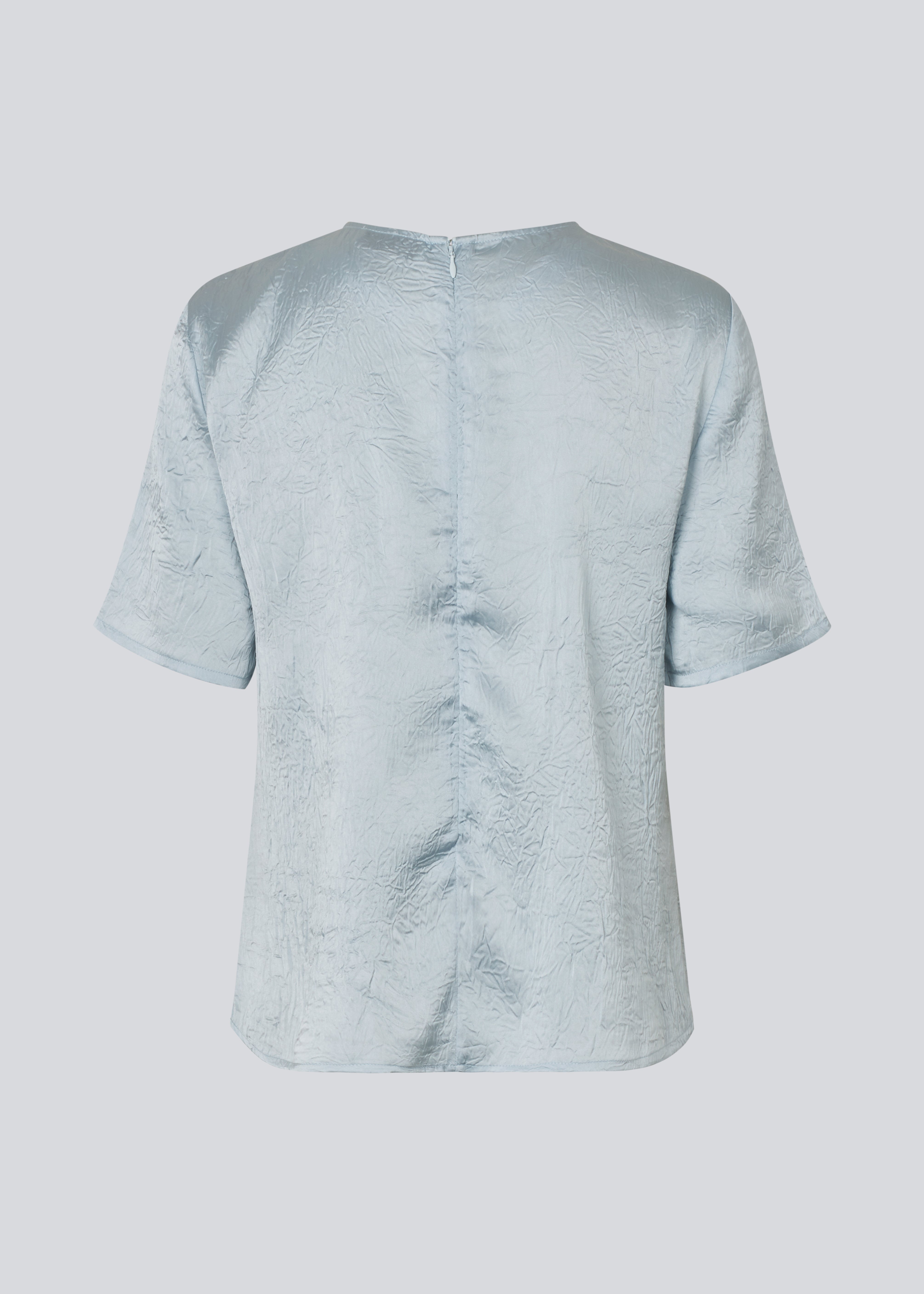 Short-sleeved top with gatherings in satin. &nbsp;Parkermd top has an opening in front and an invisible zipper at the back. The model is 175 cm and wears a size s/36.