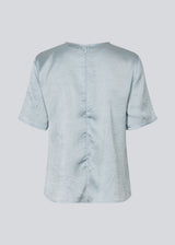 Short-sleeved top with gatherings in satin. &nbsp;Parkermd top has an opening in front and an invisible zipper at the back. The model is 175 cm and wears a size s/36.