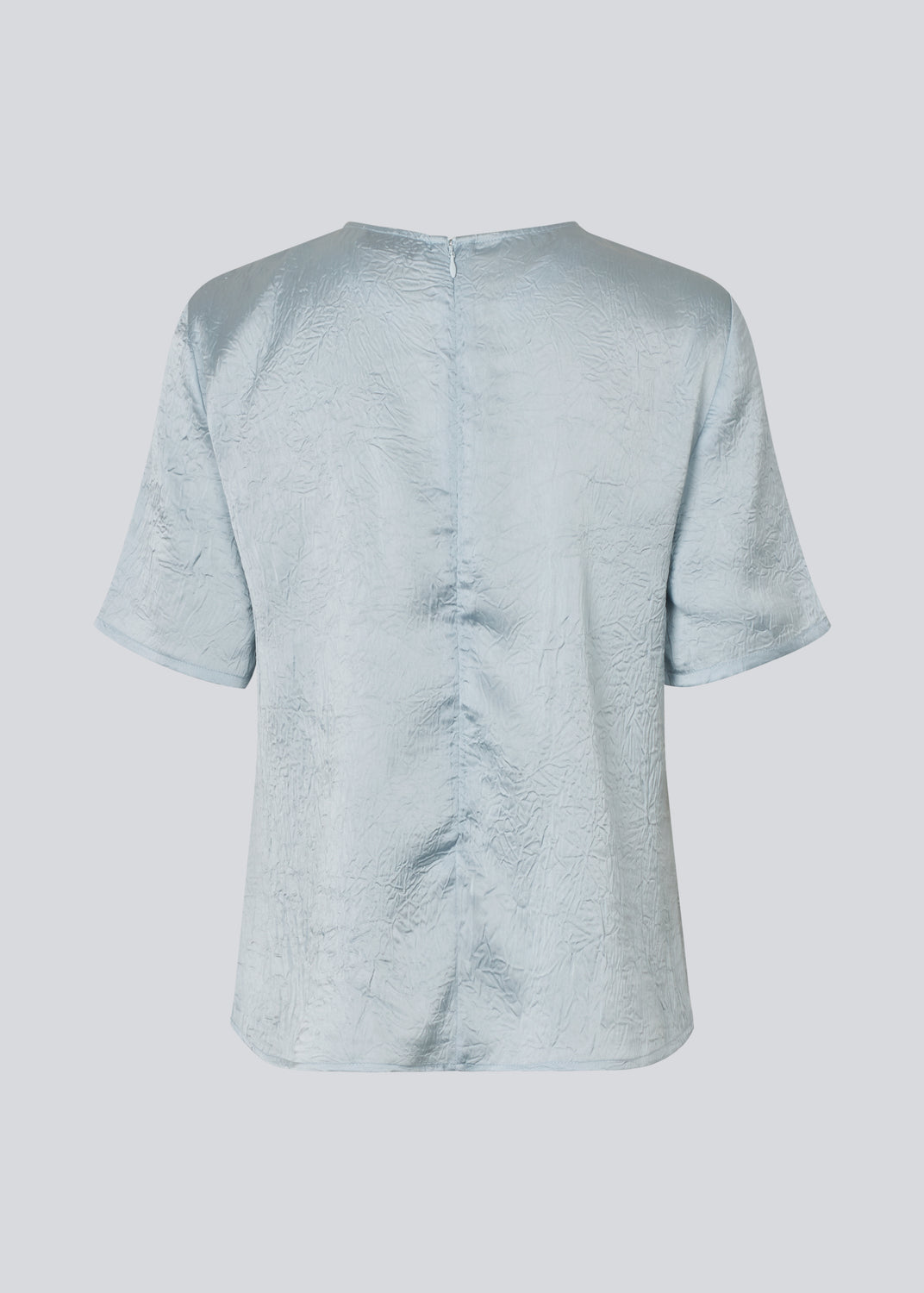 Short-sleeved top with gatherings in satin. &nbsp;Parkermd top has an opening in front and an invisible zipper at the back. The model is 175 cm and wears a size s/36.