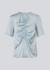 Short-sleeved top with gatherings in satin. &nbsp;Parkermd top has an opening in front and an invisible zipper at the back. The model is 175 cm and wears a size s/36.