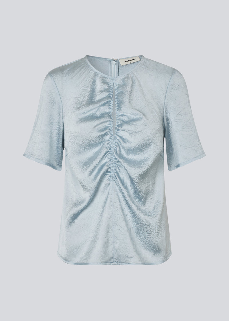 Short-sleeved top with gatherings in satin. &nbsp;Parkermd top has an opening in front and an invisible zipper at the back. The model is 175 cm and wears a size s/36.