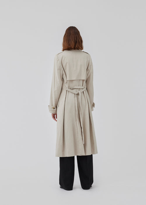 Linen jacket with trench coat look. ParkMD jacket is double-breasted with horn-look buttons and a tiebelt at the waist. Relaxed silhouette. The model is 175 cm and wears a size S/36.