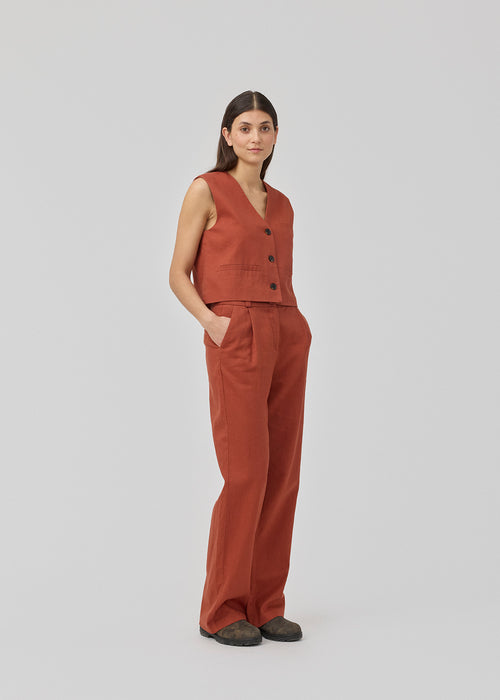 Dark red Pants with a straight fit in an airy linen quality. Park pants have a classic suit pants look, the matching vest can enhance that. The model is 173 cm and wears a size S/36