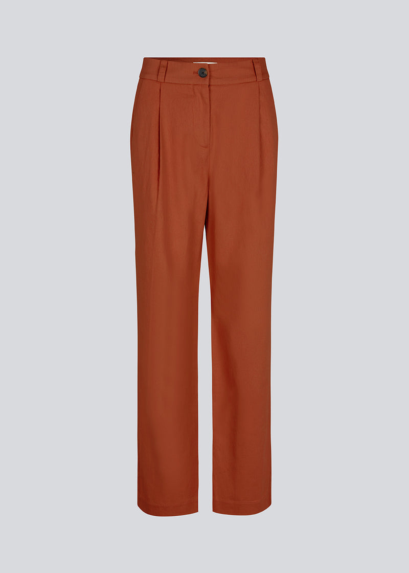 Dark red Pants with a straight fit in an airy linen quality. Park pants have a classic suit pants look, the matching vest can enhance that. The model is 173 cm and wears a size S/36