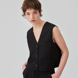 Short waistcoat in a woven linen blend. ParkMD vest has a deep v-neck with buttons and a relaxed and loose silhouette. The model is 175 cm and wears a size S/36.