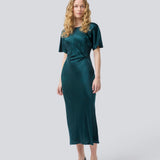 Green long satin dress with draping detail. Parveenmd dress has short sleeves and an invisible zipper in the back. The model is 175 cm and wears a size s/36.