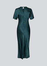 Green long satin dress with draping detail. Parveenmd dress has short sleeves and an invisible zipper in the back. The model is 175 cm and wears a size s/36.