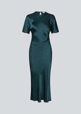 Green long satin dress with draping detail. Parveenmd dress has short sleeves and an invisible zipper in the back. The model is 175 cm and wears a size s/36.