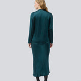 Green shirt with wide sleeves in satin. Parveenmd shirt has a front button closure. The model is 175 cm and wears a size s/36.
