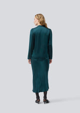 Green shirt with wide sleeves in satin. Parveenmd shirt has a front button closure. The model is 175 cm and wears a size s/36.
