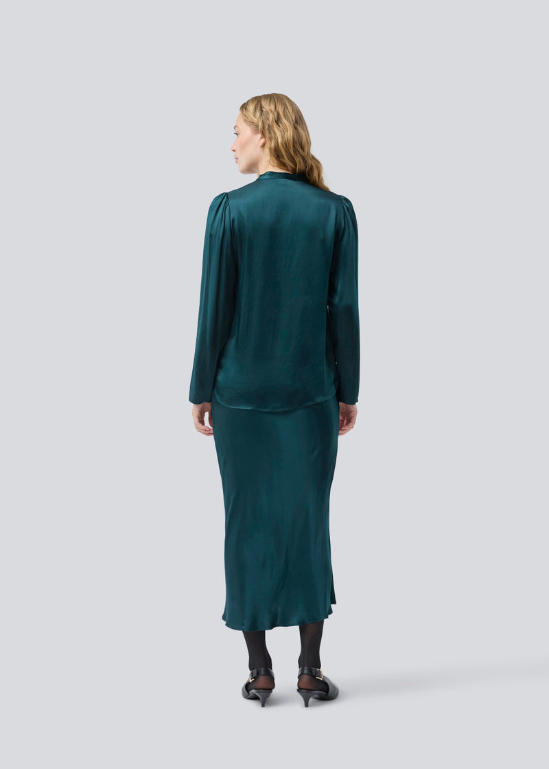 Green shirt with wide sleeves in satin. Parveenmd shirt has a front button closure. The model is 175 cm and wears a size s/36.