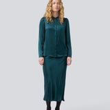 Green shirt with wide sleeves in satin. Parveenmd shirt has a front button closure. The model is 175 cm and wears a size s/36.