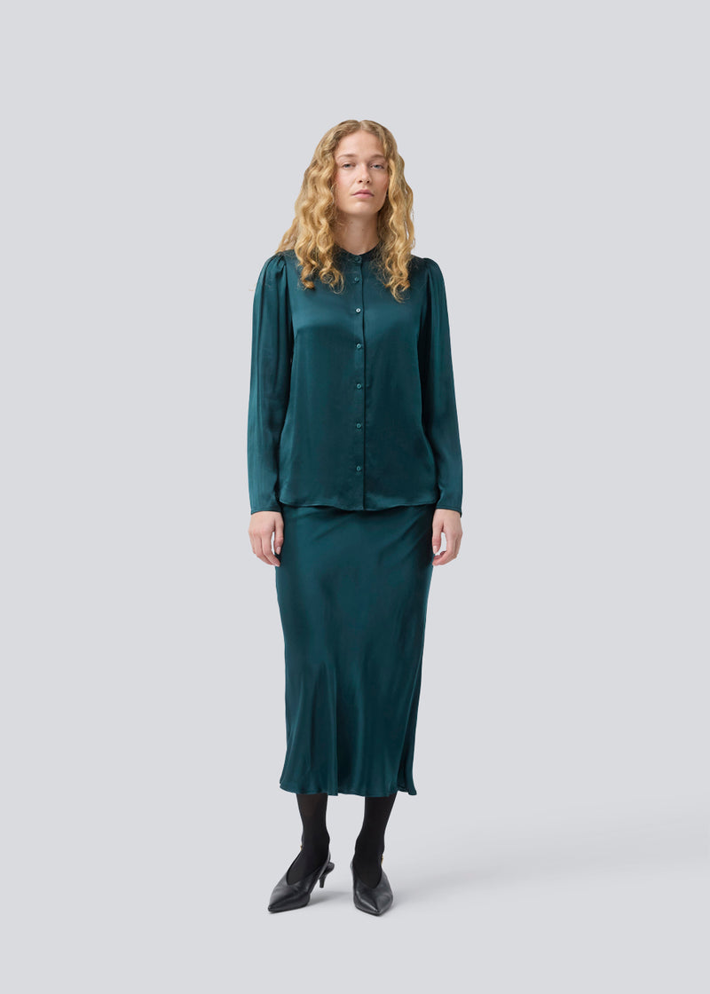 Green shirt with wide sleeves in satin. Parveenmd shirt has a front button closure. The model is 175 cm and wears a size s/36.