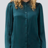 Green shirt with wide sleeves in satin. Parveenmd shirt has a front button closure. The model is 175 cm and wears a size s/36.