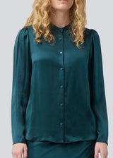 Green shirt with wide sleeves in satin. Parveenmd shirt has a front button closure. The model is 175 cm and wears a size s/36.