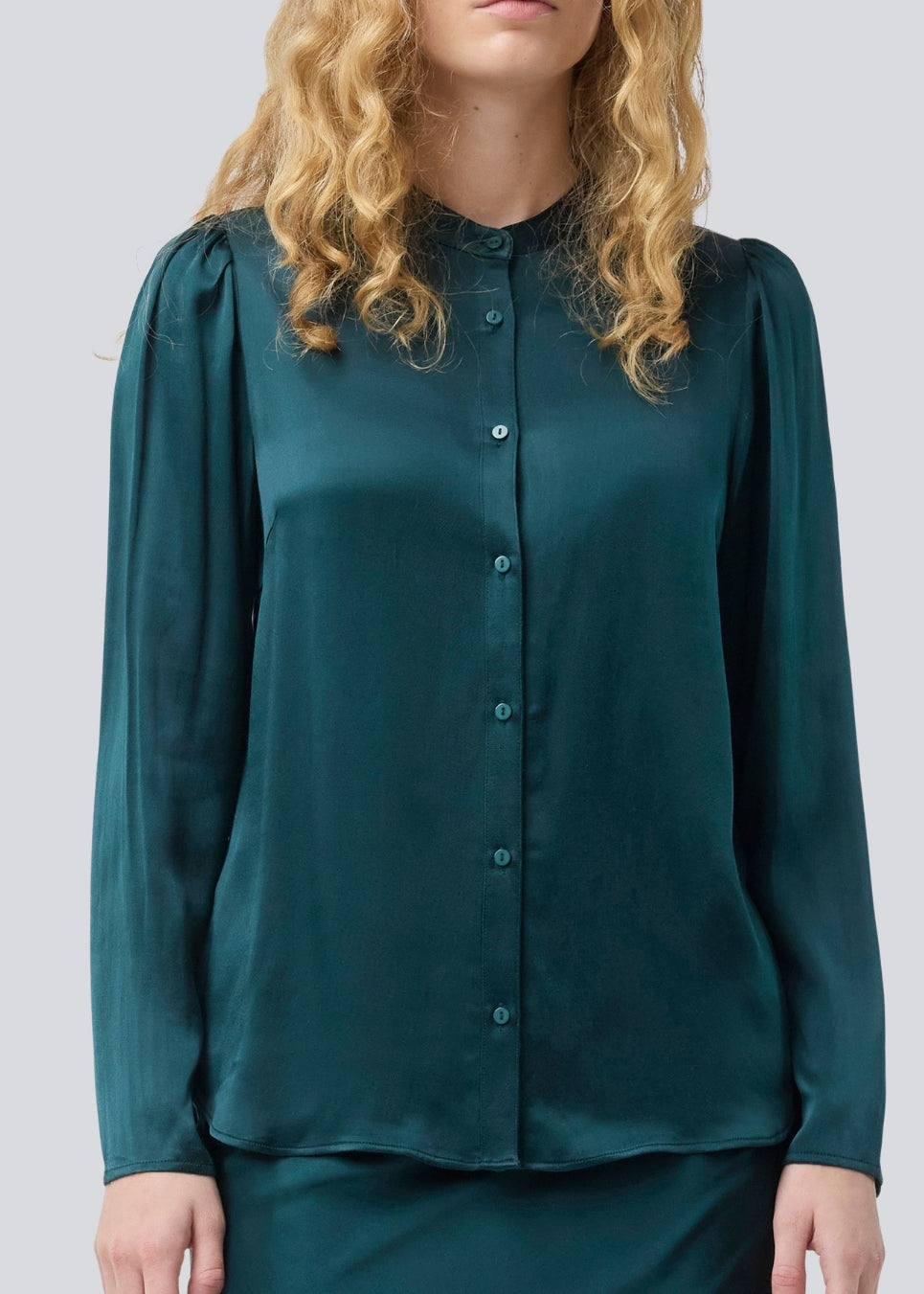 Green shirt with wide sleeves in satin. Parveenmd shirt has a front button closure. The model is 175 cm and wears a size s/36.