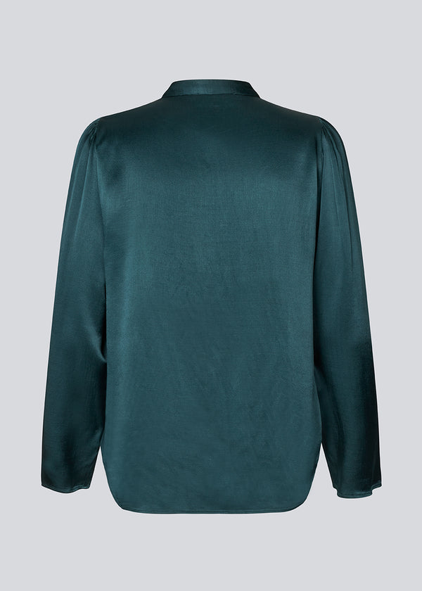 Green shirt with wide sleeves in satin. Parveenmd shirt has a front button closure. The model is 175 cm and wears a size s/36.
