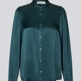 Green shirt with wide sleeves in satin. Parveenmd shirt has a front button closure. The model is 175 cm and wears a size s/36.