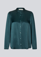 Green shirt with wide sleeves in satin. Parveenmd shirt has a front button closure. The model is 175 cm and wears a size s/36.