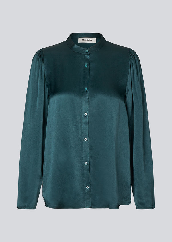 Green shirt with wide sleeves in satin. Parveenmd shirt has a front button closure. The model is 175 cm and wears a size s/36.