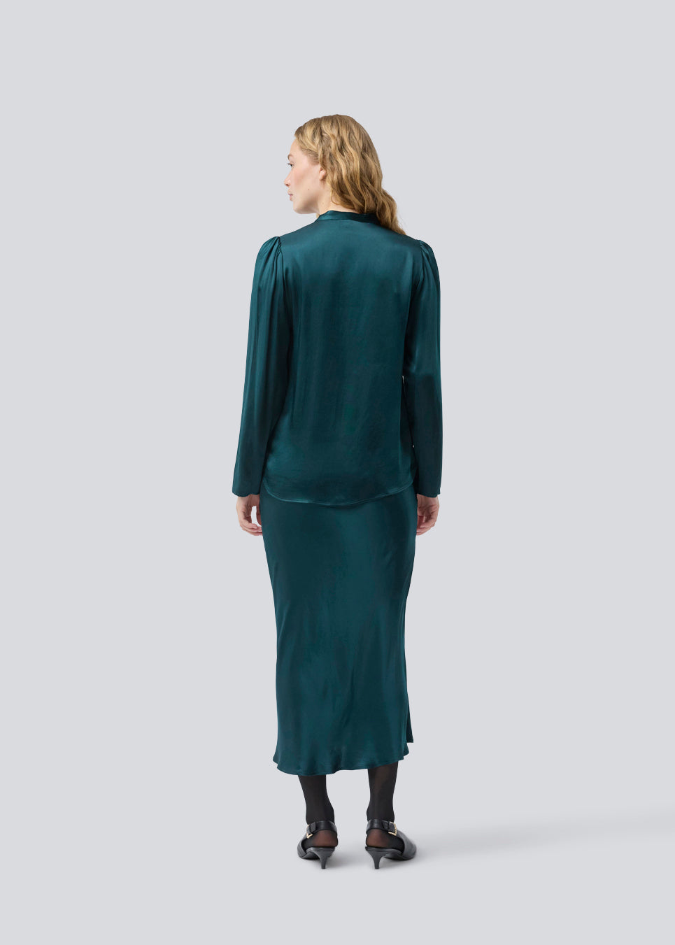 Green long wide satin skirt. Parveenmd skirt has an elastic waistband. The model is 175 cm and wears a size s/36.