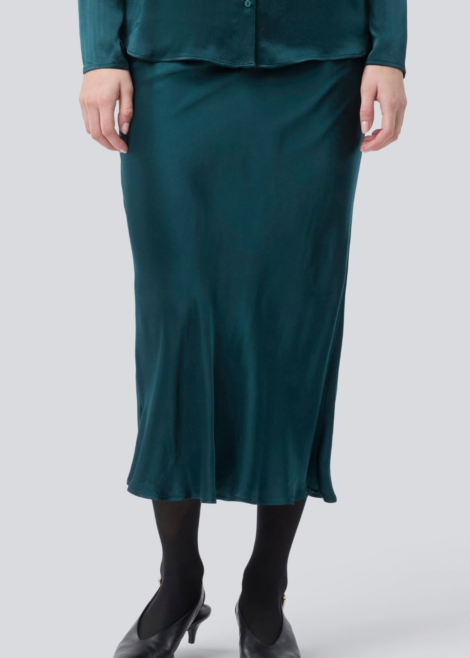 Green long wide satin skirt. Parveenmd skirt has an elastic waistband. The model is 175 cm and wears a size s/36.