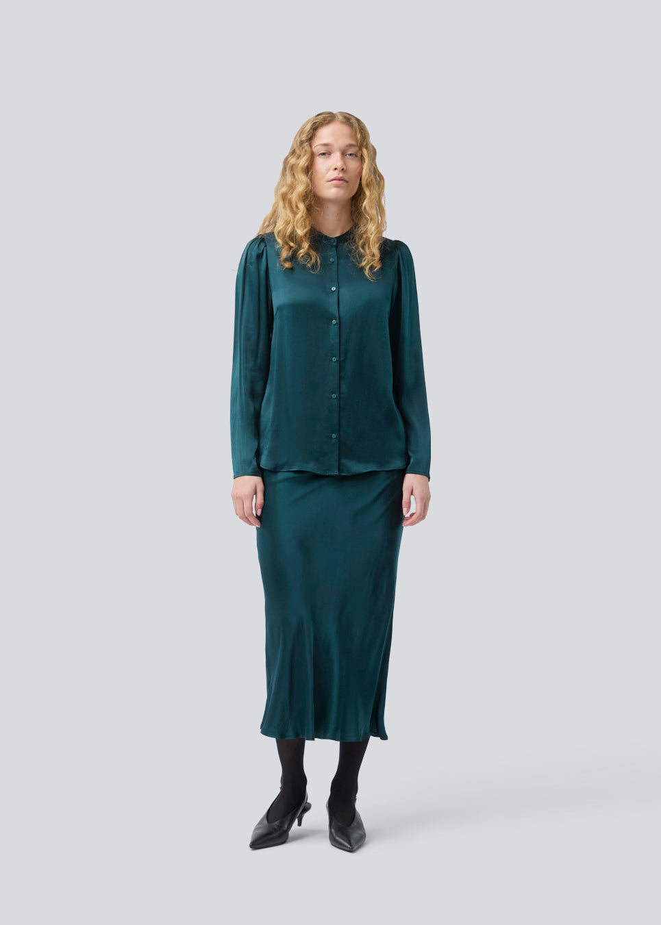 Green long wide satin skirt. Parveenmd skirt has an elastic waistband. The model is 175 cm and wears a size s/36.