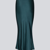 Green long wide satin skirt. Parveenmd skirt has an elastic waistband. The model is 175 cm and wears a size s/36.