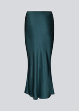 Green long wide satin skirt. Parveenmd skirt has an elastic waistband. The model is 175 cm and wears a size s/36.