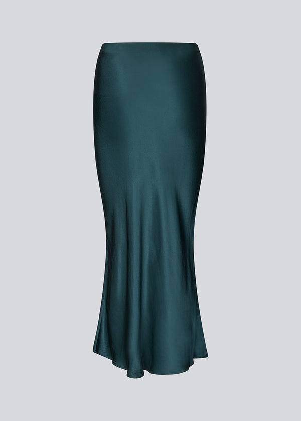 Green long wide satin skirt. Parveenmd skirt has an elastic waistband. The model is 175 cm and wears a size s/36.