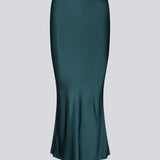 Green long wide satin skirt. Parveenmd skirt has an elastic waistband. The model is 175 cm and wears a size s/36.