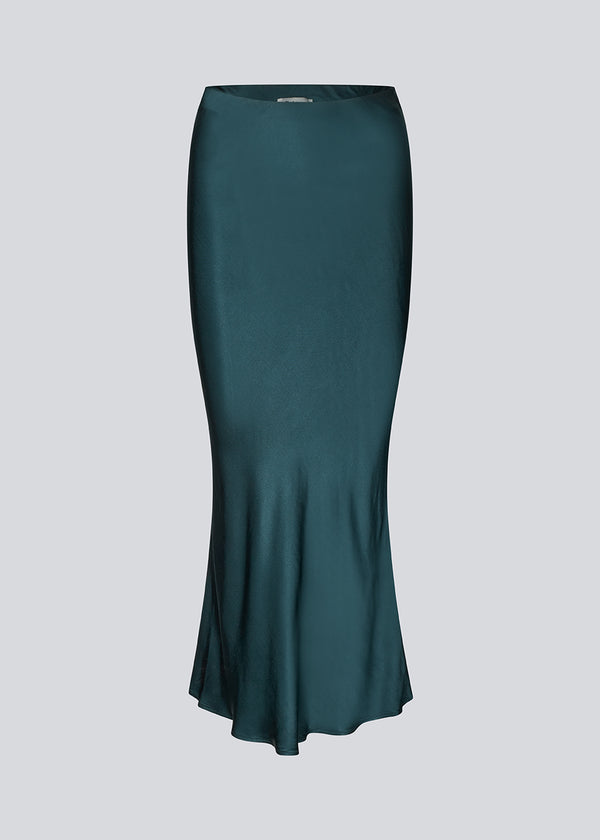 Green long wide satin skirt. Parveenmd skirt has an elastic waistband. The model is 175 cm and wears a size s/36.
