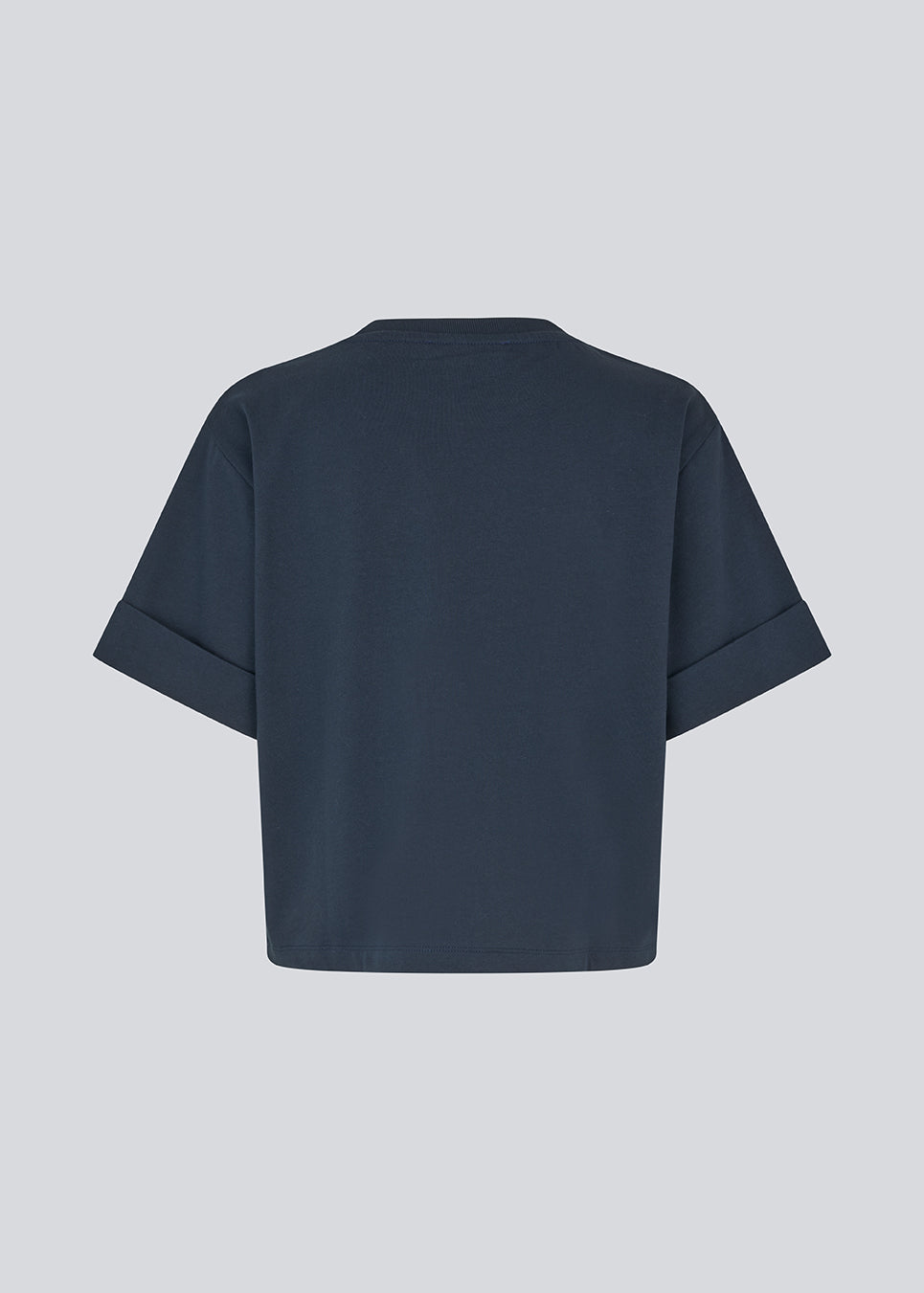 Fitted t-shirt in navy with short sleeves. Patayamd t-shirt has a round neck and ruffes in the sideseam.

Material:
100% Organic Cotton
