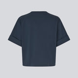 Fitted t-shirt in navy with short sleeves. Patayamd t-shirt has a round neck and ruffes in the sideseam.

Material:
100% Organic Cotton