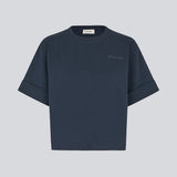 Fitted t-shirt in navy with short sleeves. Patayamd t-shirt has a round neck and ruffes in the sideseam.

Material:
100% Organic Cotton
