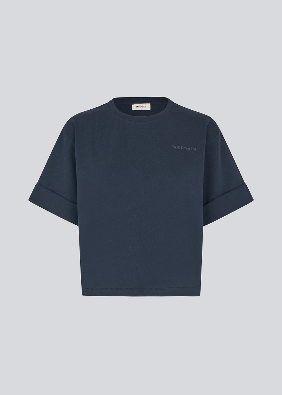 Fitted t-shirt in navy with short sleeves. Patayamd t-shirt has a round neck and ruffes in the sideseam.

Material:
100% Organic Cotton