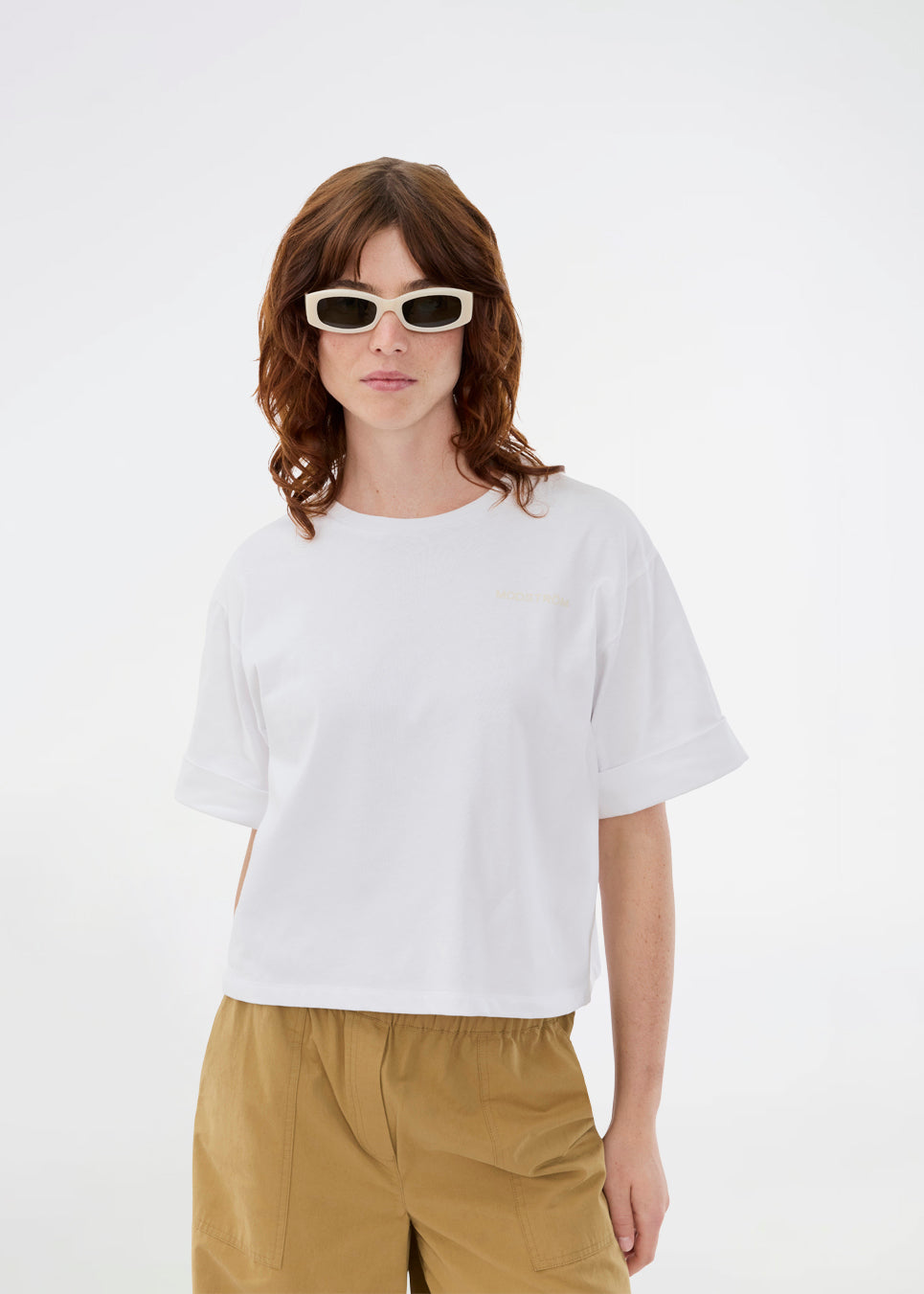 Fitted white t-shirt with short sleeves. Patayamd t-shirt has a round neck. The model is 175 cm and wears a size S/36.

Material:
100% Organic Cotton