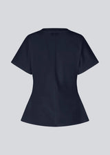 Fitted T-shirt in navy with short sleeves. Patayamd t-shirt has a round neck and ruffles in the side seam.

Material:
100% Organic Cotton
