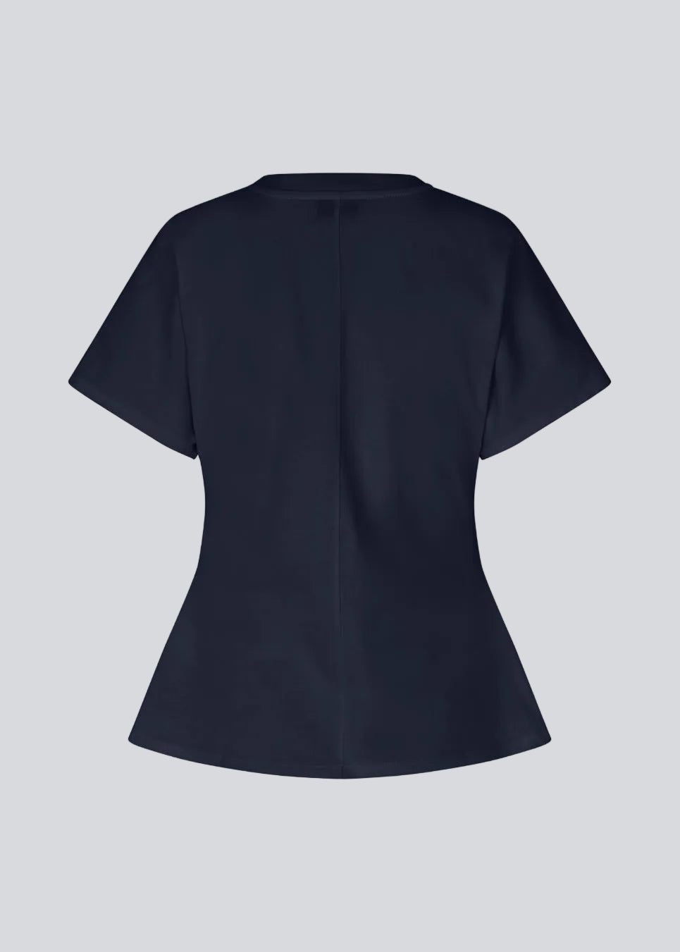 Fitted T-shirt in navy with short sleeves. Patayamd t-shirt has a round neck and ruffles in the side seam.

Material:
100% Organic Cotton