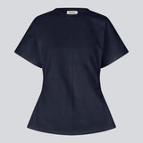 Fitted T-shirt in navy with short sleeves. Patayamd t-shirt has a round neck and ruffles in the side seam.

Material:
100% Organic Cotton